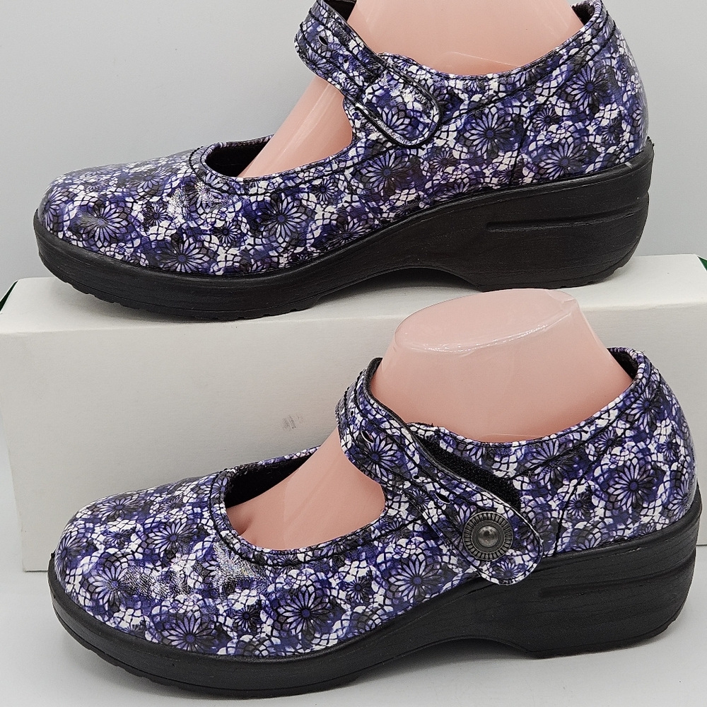 Easy works by Easy Street Floral slip resistant clogs size 9.5